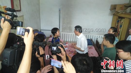 高考結(jié)束，挑行李回家的她婉拒了資助
