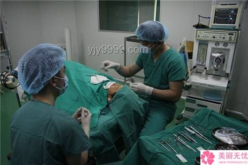 隆胸假體救命案例與傳統(tǒng)防護(hù)手段對(duì)比分析
