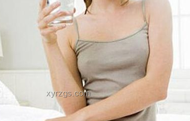 女子遇襲胸部假體救命：隆胸安全與應(yīng)急指南