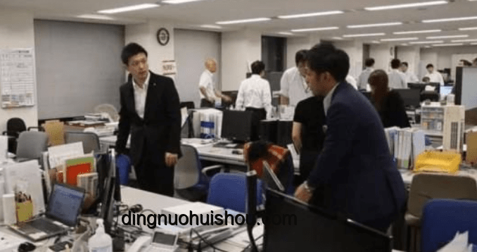 銀行老齡化挑戰(zhàn)：58歲柜員放大鏡辦業(yè)務(wù)引熱議