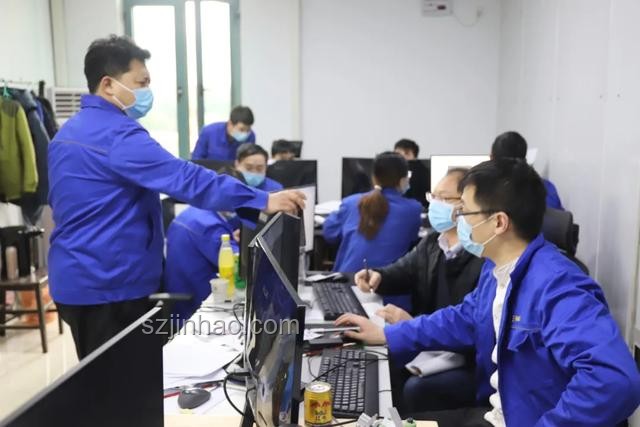 58歲柜員放大鏡辦公引熱議，銀行業(yè)未來人力布局展望