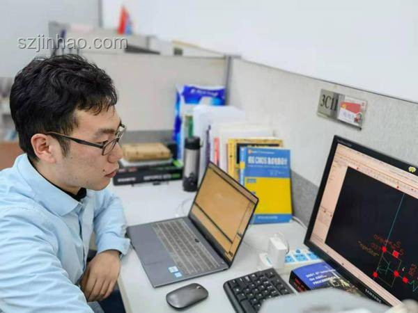 58歲柜員放大鏡辦公引熱議，銀行業(yè)未來人力布局展望