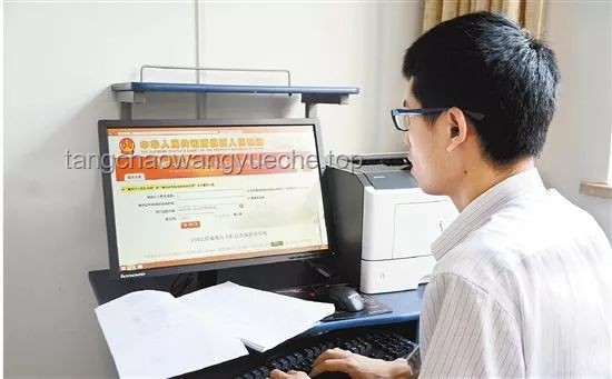 58歲柜員放大鏡辦業(yè)務遭嫌棄，銀行如何妥善應對？
