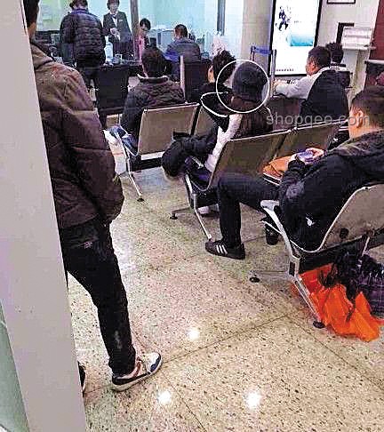 58歲柜員放大鏡辦業(yè)務(wù)遭嫌，銀行態(tài)度引熱議