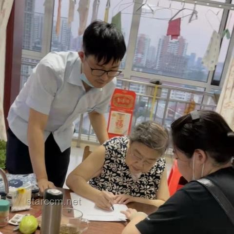 58歲柜員拿放大鏡辦理業(yè)務(wù)爭議，銀行正式回應(yīng)