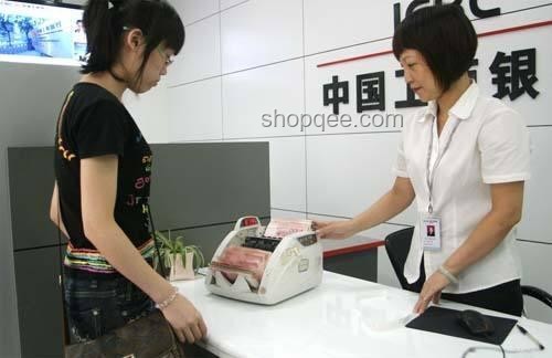 58歲柜員放大鏡辦業(yè)務(wù)遭嫌，銀行態(tài)度引熱議