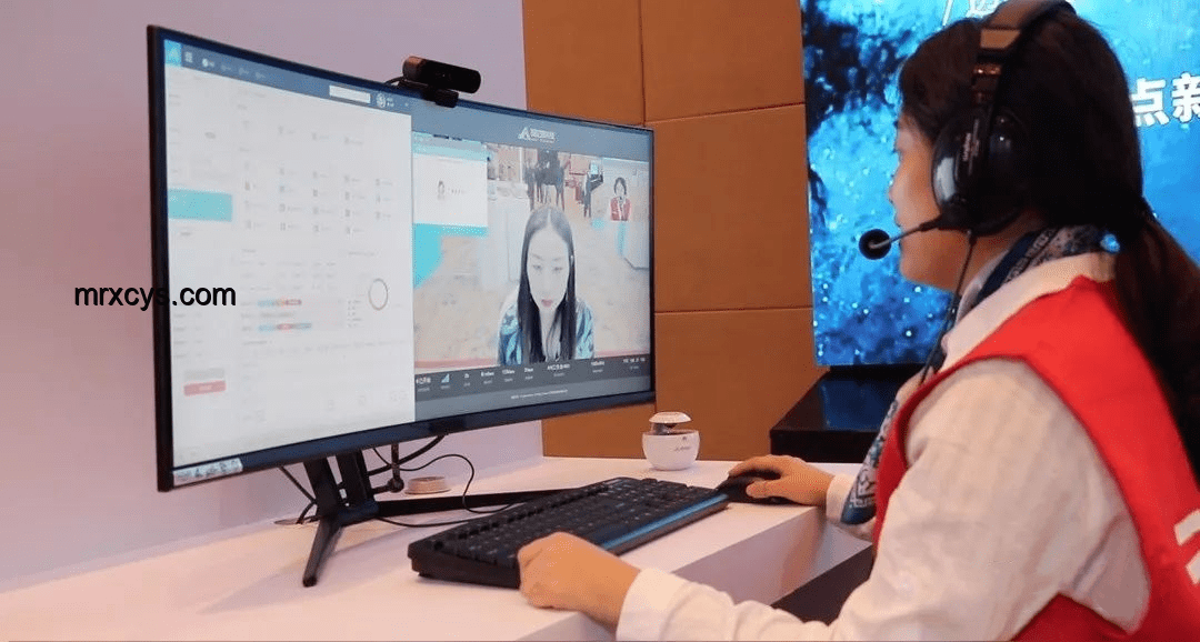 58歲柜員拿放大鏡辦業(yè)務(wù)遭白眼，銀行溫情回應(yīng)暖人心