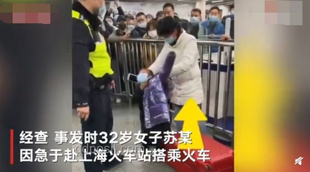 58歲柜員敬業(yè)遭嫌，銀行溫情回應(yīng)顯溫情????