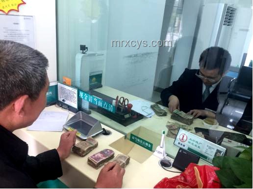 58歲柜員拿放大鏡辦業(yè)務(wù)遭白眼，銀行溫情回應(yīng)暖人心