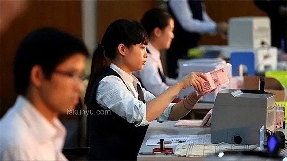 58歲柜員放大鏡辦業(yè)務(wù)遭質(zhì)疑，銀行回應(yīng)顯溫情