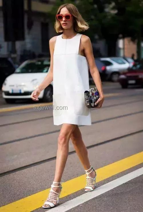 如何完美駕馭“百褶裙+短上衣”穿搭，打造夏日絕美造型？