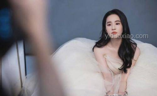 劉亦菲大背頭造型挑戰(zhàn)，解鎖我的霸總新身份???♀??