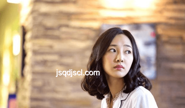 黃圣依婚姻觀引發(fā)公眾對明星私生活披露的行業(yè)思考
