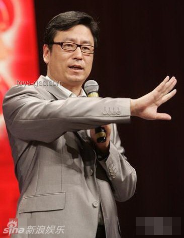 白巖松祝福與扁擔(dān)女孩故事的對(duì)比分析