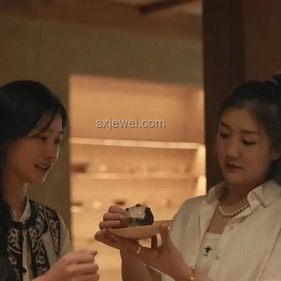 泡泡瑪特創(chuàng)始人理念VS傳統(tǒng)價值觀：無用與永恒的深度剖析
