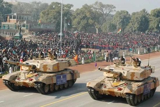 閱兵同日全美爆發(fā)“反對國王”抗議：深度解析特朗普政府面臨的挑戰(zhàn)
