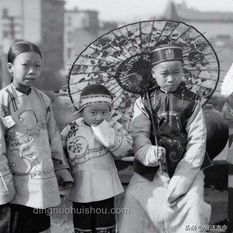 扁擔(dān)女孩與普遍大學(xué)生：上大學(xué)前網(wǎng)絡(luò)行為對(duì)比