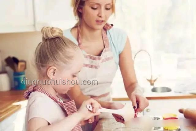 普通家庭給予孩子童年最佳禮物的對(duì)比分析：物質(zhì)、陪伴、教育、情感與支持