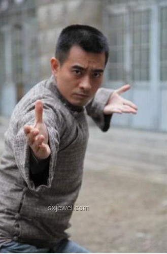 如何評價香港演員安志杰：硬漢形象與演藝挑戰(zhàn)