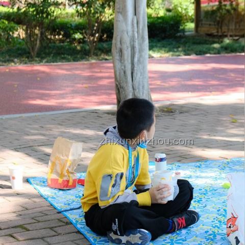 北京大學(xué)滑梯外賣桌爭議：公共設(shè)施設(shè)計(jì)的新挑戰(zhàn)與趨勢
