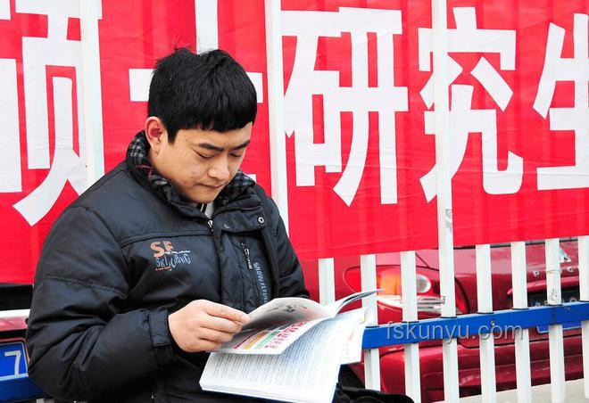 年輕人為何熱衷鄉(xiāng)鎮(zhèn)公務(wù)員，港大碩士也遜色？