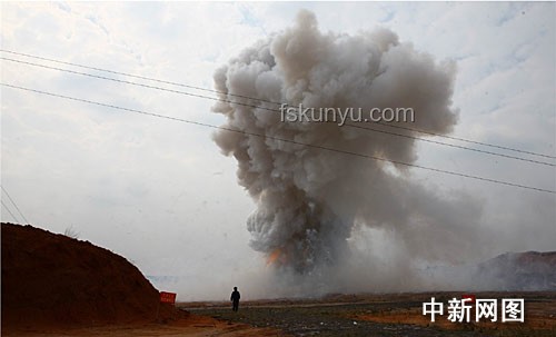湖南花炮廠爆炸：員工趴水溝逃生的深度分析