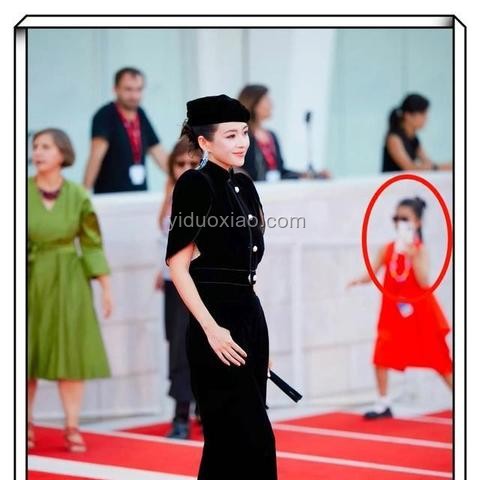 章子怡攜9歲女兒醒醒亮相上影節(jié)