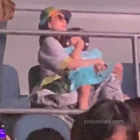 章子怡攜9歲女兒醒醒亮相上影節(jié)