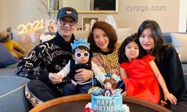 章子怡與9歲女兒醒醒上影節(jié)亮相對比分析
