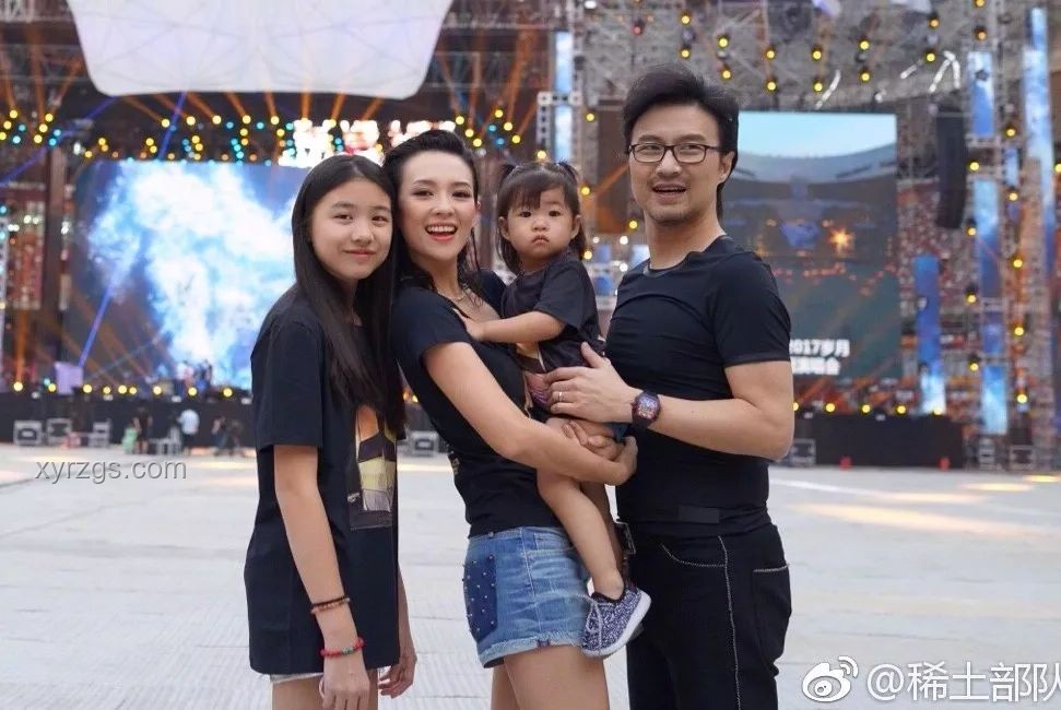 章子怡與9歲女兒醒醒上影節(jié)亮相對比分析