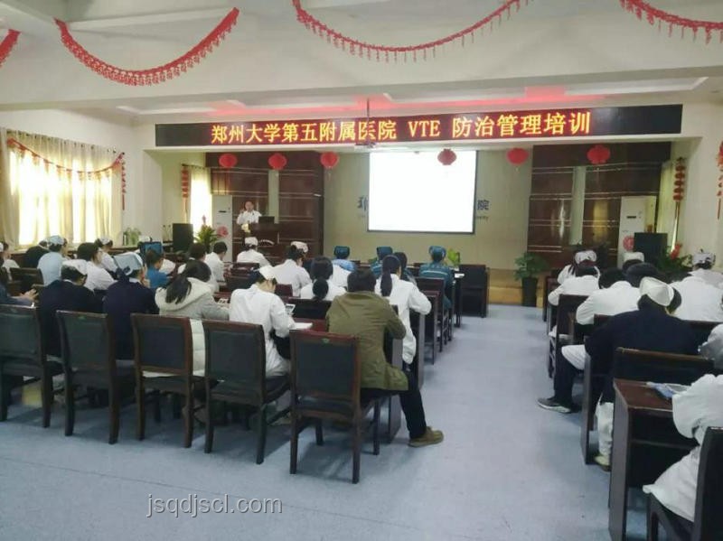 男子運(yùn)動(dòng)拉伸安全指南：預(yù)防肺動(dòng)脈栓塞風(fēng)險(xiǎn)