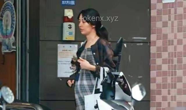 趙露思逛街與朋友聚餐悠閑生活對比分析