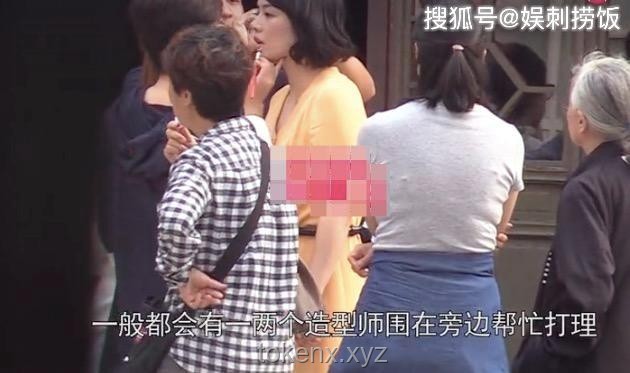趙露思逛街與朋友聚餐悠閑生活對比分析