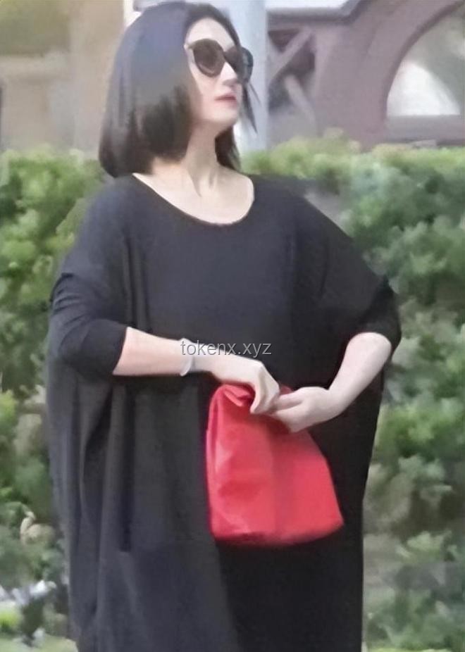 趙露思逛街與朋友聚餐悠閑生活對比分析