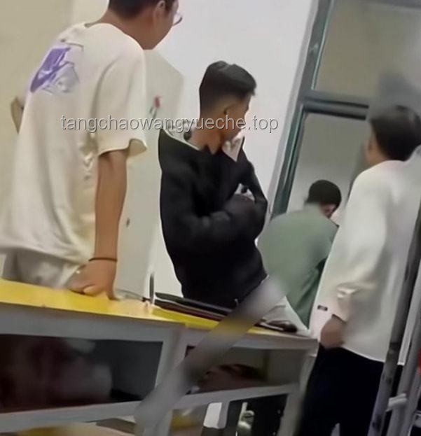 高校宿舍“男生禁乘電梯”引熱議，我的親歷與反思