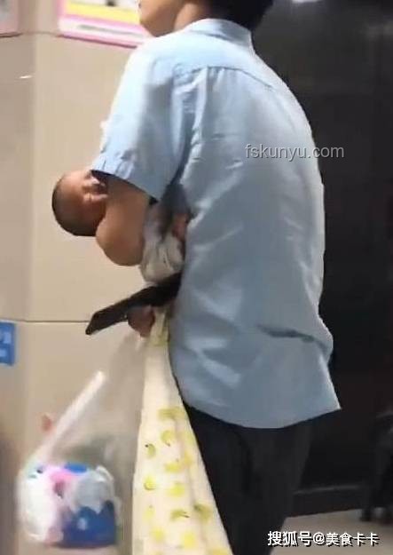 男生拍視頻意外暴露脊柱隱裂，網友遠程診斷顯神威