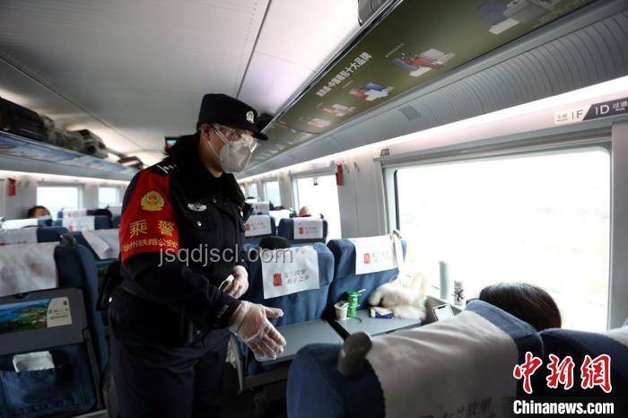 列車(chē)工作人員吸煙事件對(duì)比分析：職業(yè)操守與公眾期望
