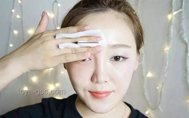 化妝不卸妝的危害：女子22年習(xí)慣致臉紅成關(guān)公