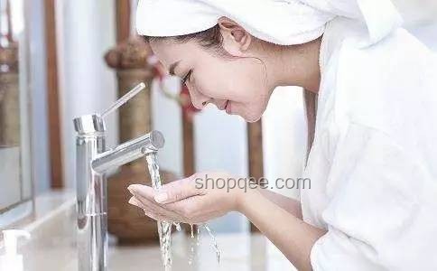 極端個(gè)案引發(fā)美妝護(hù)膚行業(yè)深思：化妝不卸妝的代價(jià)