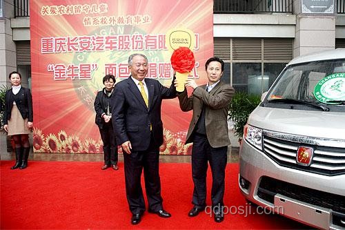 跟領(lǐng)導(dǎo)同車下鄉(xiāng)，巧答辦公室傳言