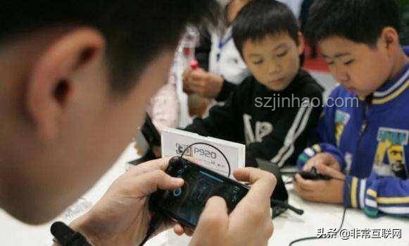 主播誘導(dǎo)打賞亂象：13歲男孩豪擲7萬背后的行業(yè)透視