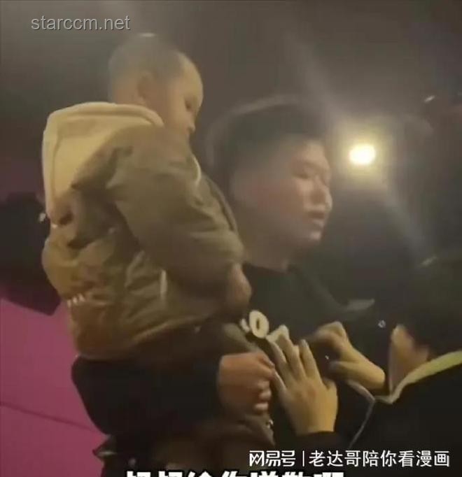 醉酒男子與正常行為對比：電梯內(nèi)撕扯女孩頭發(fā)事件分析
