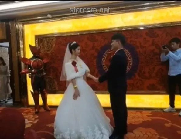 當(dāng)三十個兄弟結(jié)婚穿了最帥的一套過來：婚禮服裝潮流與社會影響分析