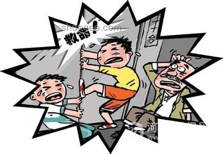 女孩乘電梯遇暴力拖拽自救指南 ????拖拽