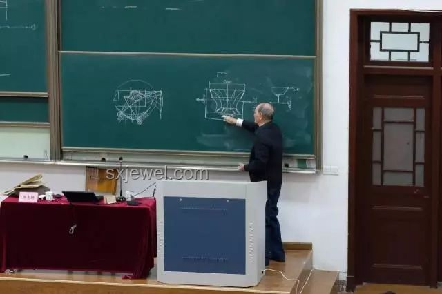 63歲中國(guó)農(nóng)大校長(zhǎng)全程站立撥穗14小時(shí)：教育真諦的深度詮釋