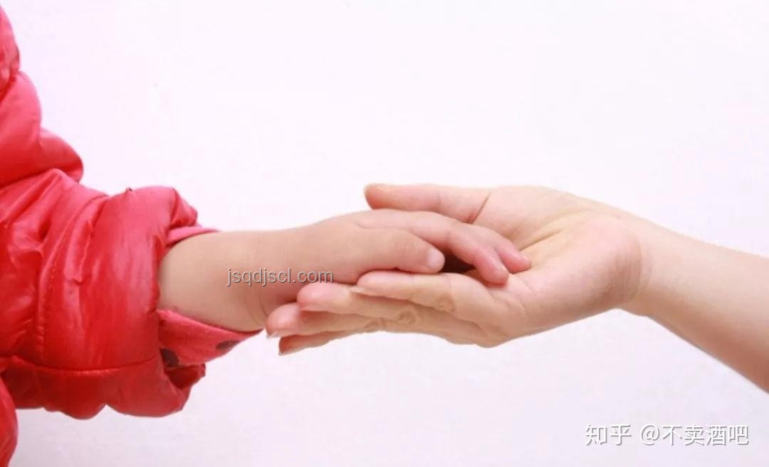 “千瘡百孔”與“無動(dòng)于衷”情感反應(yīng)對(duì)比分析