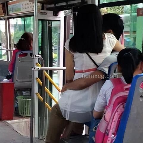 盤點(diǎn)高校反差眼鏡情侶不雅事件，警示公共行為規(guī)范