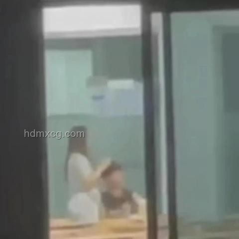 盤點(diǎn)高校反差眼鏡情侶不雅事件，警示公共行為規(guī)范
