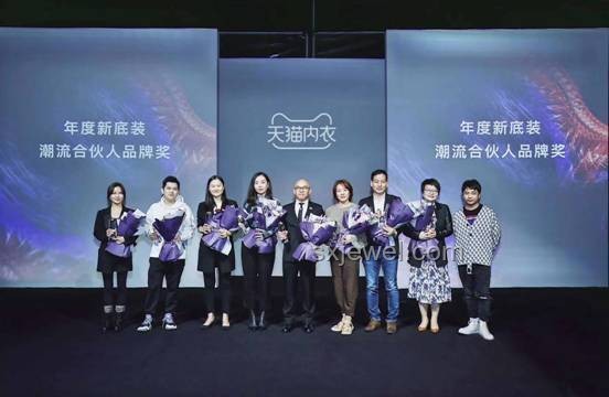 普通人穿搭心得引領(lǐng)時尚新風尚，個性化消費崛起