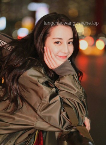 迪麗熱巴絕美戀夏風(fēng)：時(shí)尚影響力與娛樂產(chǎn)業(yè)新趨勢
